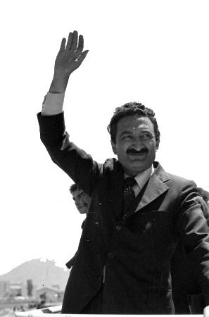 <b>KÖYLÜLERE GÖZ KIRPTI</b><br><br>
İktidarının son döneminde Türkiyenin en ağır krizlerinden biri yaşadığı Bülent Ecevit ise siyasi hayatı boyunca daha çok köylünün çiftçinin gönlünü kazanmaya çalıştı. Başındaki kasketi ile özdeşleşen Ecevit köykent kırsal kalkınma projesi ile dikkat çekti. Proje pilot bölge olarak seçilen köylerde uygulanmaya çalışıldı ama başarıya ulaşmadı.