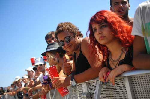 Coca-Cola tarafından Pozitif Productions organizasyonuyla gerçekleştirilen ''Rock'n Coke Festivali'', ana sahnedeki Türkçe rock müzik grubu Çilekeş'in konseriyle başladı.