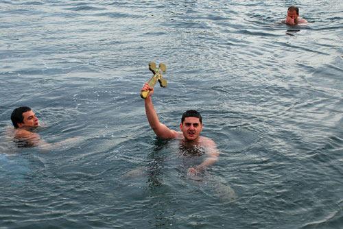 Hıristiyan inancına göre Hz. İsa'nın doğumu ve vaftiz edilişinin 2011. yıldönümü, Yeşilköy'de düzenlenen denizden haç çıkarma töreniyle kutlandı. Törenlere Patrik Bartholomeos'un ezana hürmet göstermesi damga vurdu.