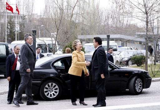 ABD Dışişleri Bakanı Hillary Clinton, eşinin Başbakan olduğu yıllardaki resmi ziyaretinden yıllar sonra bu kez bakan sıfatıyla resmi bir ziyaret için Ankara'yı ziyaret etti.