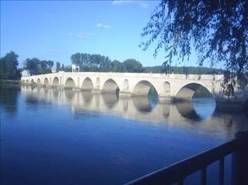 <p>EDİRNE Romalılar döneminde imparator Hadrianus tarafından kurulduğu için şehir “Hadrianopolis” dını alır. Hadrianus’un şehri anlamına gelen bu sözcük, sonradan değşimlere uğrayarak Edirne halini aldı.</p>