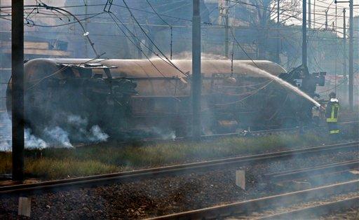 İtalya Viareggio kasabası istasyonunda raydan çıkan, sıvılaştırılmış doğal gaz yüklü iki vagonda meydana gelen patlama sonucu onlarca kişi öldü, ortalık savaş alanına döndü