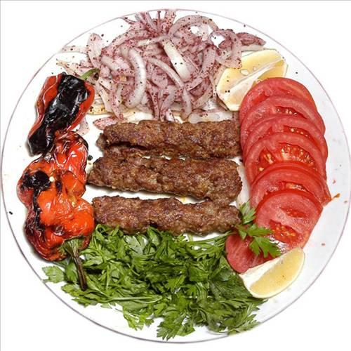 ŞANLIURFA Halil İbrahim sofrası denince akla cömertlik, bereketli sofralar ve misafirperverlik gelir. Şansımız, Anadolu gibi zengin toprakların bir parçası olmak, dünyanın belki de hiçbir yerinde göremeyeceğiniz misafirperverliği yaşadığımız coğrafyada görmek. Bu kültürün yaşadığı kentlerimizden birindeyiz. Şanlıurfa Güneydoğu Anadolu mutfağının karakteristik özelliklerinin hemen hemen hepsini taşıyan bir yöre. Bol salçalı, acılı ve baharatlı yemekler mutfak kültürünün temelini oluşturuyor. Baklagillerin yanı sıra yarma denilen buğday, çorbalar ve soğuklarda kullanılıyor. Urfalılar misafir ağırlamak ve onlara çeşitli yemekler ikram etmekten büyük bir zevk alıyorlar. Şanlıurfa'nın yöresel yemekleri arasında; ayran çorbası, hamurlu, pıt pıt, sarı çorba, çağala aşı, pakla aşı, hıttı bastırması, soğan tavası, su kabağı, bütün balcan, sarımsak aşı, kaburga, isot çömleği, bamya çömleği, acır annaziği, tatlı bamya, erik tavası, lolaz dürmüğü, saca basma, döğmeç, ekmek aşı, kenger aşı, semsek, has dolması, mimbar, acır bastırmasını sayabiliriz.