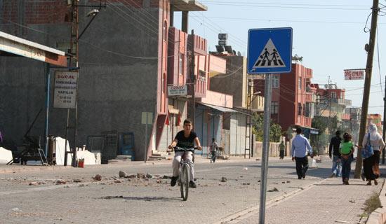 Terörist başı Abdullah Öcalan'ın yakalanışının yıldönümü nedeniyle Doğu ve Güneydoğu illerinde PKK yandaşları kepenk açmadı, açtırmadı. Yapılan eylmelere polis müdahale ederken çocuklar yine ön plandaydı