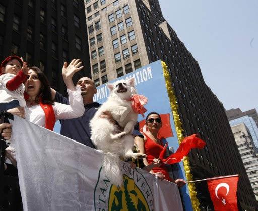 New York'ta 28'inci geleneksel Türk Günü Yürüyüşü ve Festivali büyük bir coşkuyla yapıldı. Törenlere F.Bahçe, G.Saray, Beşiktaş, Trabzon ve Karşıyaka taraftarları damga vurdu.