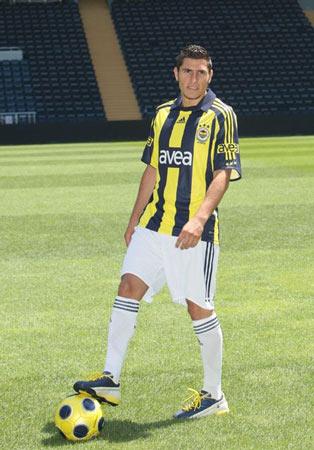 Fenerbahçe, Ankaraspor'dan transfer ettiği Özer Hurmacı Aykut Kocaman'ın eşliğinde ile 4 yıllık sözleşme imzaladı. Törenden sonra FB TV'ye konuşan Hurmacı hedeflerini açıkladı.