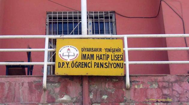 Terör örgütü yandaşları, Diyarbakır'da İmam Hatipli öğrencilerin kaldığı pansiyona saldırdı. Örgüt sempatizanları, pansiyonun camlarını aşağı indirdi, kapıları kırdı, ateşe vermeye kalktı.