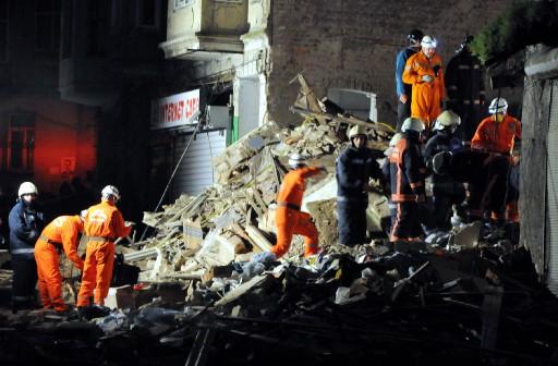 Fatih'te içinde 1 kişinin yaşadığı belirtilen 3 katlı bina çöktü. Bina enkazından bir ceset çıkartıldı. Paniğe kapılan çevre bina sakinleri evlerini boşaldı. 16 kadar insan faciadan kılpayı kurtuldu
