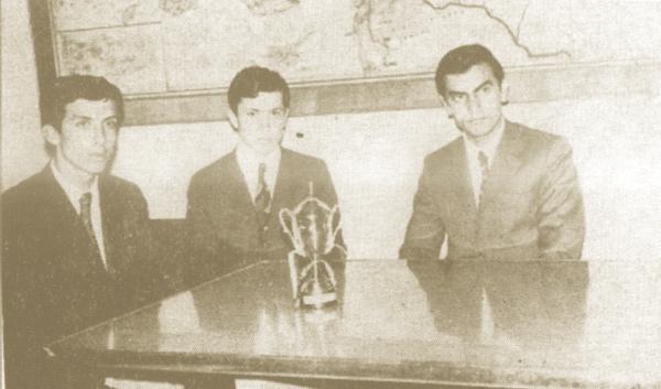 O günlerde 18 yaşında olan Erdoğan, okulu İstanbul İmam Hatip Lisesi adına Seyfettin Esenlik ve Ali Kul isimli arkadaşlarıyla birlikte girdiği münazara turnuvasında birinci olunca kazandıkları kupayla birlikte poz verip, gazetelere haber olmuşlar.