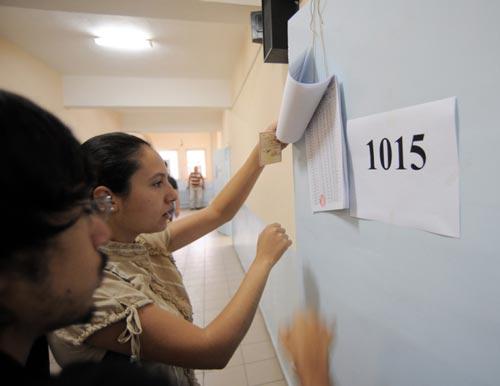 5982 sayılı Türkiye Cumhuriyeti Anayasası'nın Bazı Maddelerinde Değişiklik Yapılması Hakkında Kanun'un halk oylaması için 32 ilde oy verme işlemi saat 07.00'de başladı. Diğer illerde ise seçmenler saat 08.00'de sandık başına gidecek.
