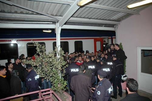 İş bırakma eylemi kapsamında İstanbul-Ankara seferini yapan Anadolu, Ankara ve Fatih ekspres trenleri, makinistlerin iş bırakması sebebiyle çok sayıda yolcusuyla Sakarya'nın Arifiye ilçesinde durdu.