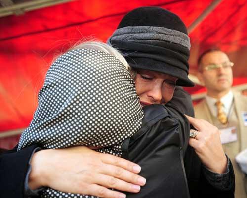 Sanatçı Hülya Avşar'ın dün vefat eden annesi Emral Avşar, Zincirlikuyu Mezarlığı'na defnedildi. Avşar, Teşvikiye Camii'nde düzenlenen cenaze töreninde gözyaşlarını tutamadı.