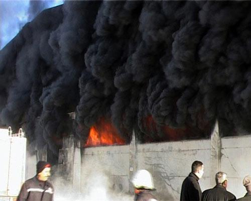 Gaziantep Büyükşehir Büyükşehir Belediyesi İtfaiye Daire Başkanlığı'na bağlı ekipler ve Merkez Organize Sanayi Bölgesi itfaiyeleri, Gaziantep 4. Organize Sanayi Bölgesi'nde fabrikada çıkan yangını söndürdü.