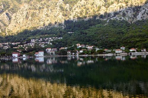 Kotorda sabah.. Dar bir boğazdan girdiğimiz Kotor Körfezi, olanca ihtişamıyla karşımızda. Birazdan güneş yükselecek ve bu manzara kaybolacak.