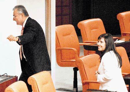 <b>DENİZ BAYKAL'IN ŞOK KASETİ VE İSTİFASI ÜLKE GÜNDEMİNİ DEĞİŞTİRDİ</b><br><br>
2010 yılının en önemli gelişmelerinden bir diğeri ise Deniz Baykal'ın şok kaset görüntüleri oldu. Kaset görüntülerinin siyasi arenada bomba etkisi yaratmasının ardından istifasını veren Baykal, medyanın an be an takibindeydi. Baykal, yıl toplamında, siyasi söylemleri ve kaset konusuyla toplam 111 bin 336 habere konu edildi. Baykal'ın istifasıyla boşalan Genel Başkanlığa, sürpriz bir kararla Kemal Kılıçdaroğlu'nun aday olması ve CHP Genel Başkanı seçilmesi, yılın büyük yankı bulan gelişmeleri arasında kayda geçti.