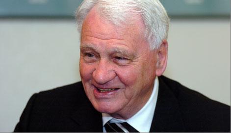 İngiltere Milli Takımı'nın eski futbolcusu ve teknik direktör Sir Bobby Robson'un 76 yaşında İngiltere'nin County Durham kentindeki evinde kansere yenik düştüğü bildirildi.