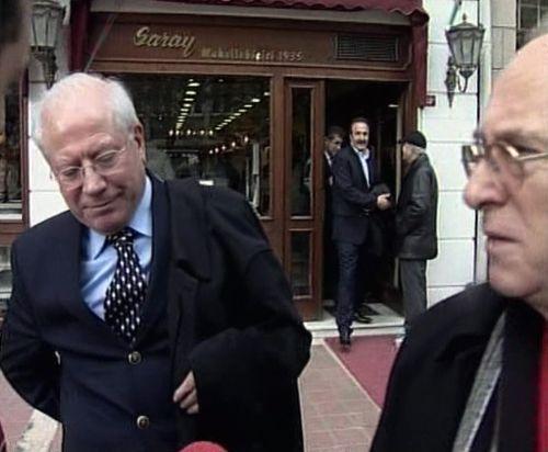 CHP'nin ağır topları Mustafa Özyürek, Algan Hacaloğlu ve Mehmet Sevigen, İstanbul Büyükşehir Belediye Başkanı Kadir Topbaş'a ait Saray Muhallebicisi'nde buluştu. Çorba içtik diyen Sevigen, "Sayın Topbaş'ın tek güzel yanı var; o çarbası ve pilavı" dedi.