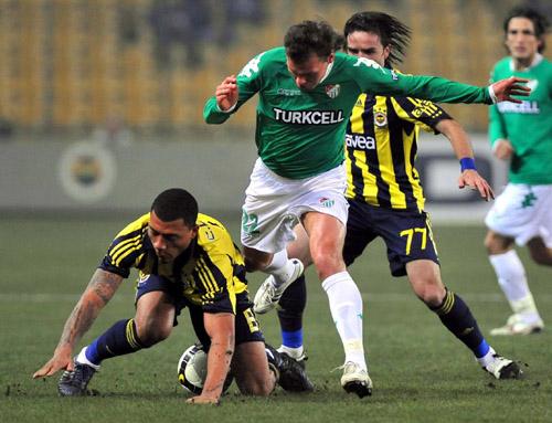 Fenerbahçe Bursaspor'u 1-0 yenerek avantaj kazandı