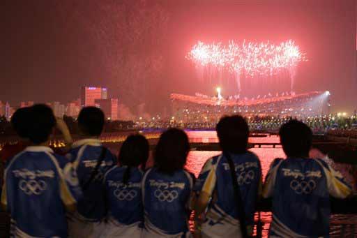 29. Yaz Olimpiyat Oyunları, ''Kuş Yuvası'' olarak adlandırılan 90 bin kişilik Ulusal Stat'ta düzenlenen görkemli bir törenle sona erdi.