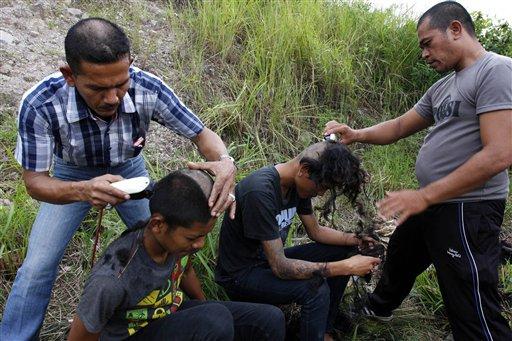 Endonezya'nın İnsan haklarından sorumlu ismi Nur Hulis ise olayı kınayarak, polis operasyonunun araştırılacağını söyledi.
<br>
(<b>Haber 7</b> - Fotoğraflar: <b>EPA ve AP</b>)
