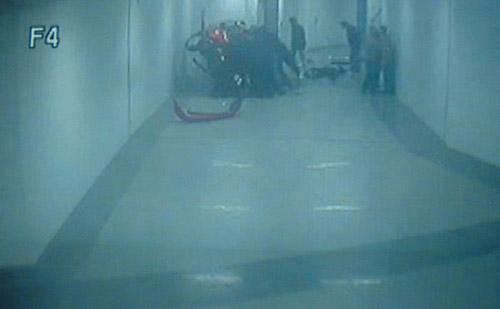 Adana'da, iki polis memurunun hayatını kaybettiği metro istasyonundaki trafik kazasının güvenlik kamerası tarafından saniye saniye görüntülendiği ortaya çıktı.