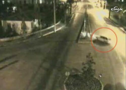 Muğla'nın Fethiye ilçesinde meydana gelen trafik kazasında karşı şeride geçerek takla atan araçta bulunan 3 kişi yaralandı. Kaza anı MOBESE kameraları tarafından saniye saniye kaydedildi.