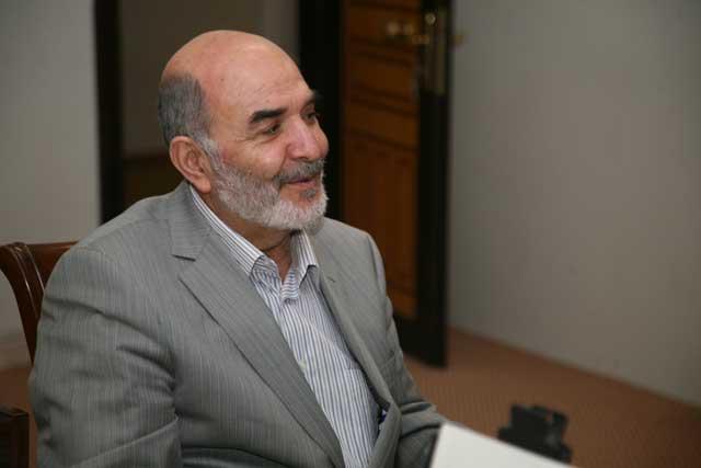 <b>Ahmet Taşgetiren</b>; Maraşlı olmaktan mı kaynaklanıyor bilmiyorum ama huzur veren beyefendi bir sitili var. Topu ayağına aldığında rakip takım defans oyuncuları onu incitmeden topu ayağından almak istiyorlar. Gollerini aheste atar. Abartılı skor sevinci yaşamamıştır. Tribüne saygı duyar. Hem forvette hem defansta yeteneklidir
