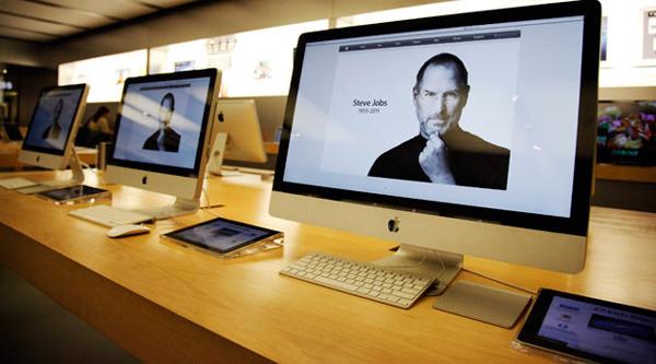 <p><strong>Steve Jobs:</strong></p> 2011 gerçekten Jobs'un yılı oldu. iPad 2, iPhone 5'i beklerken 4S'nin gelişi ve bir gün sonra da ölümü. Apple Computer'in kurucu ortağı olan Jobs bilgisayar dünyasında birçok yeniliğe imza attı. Bu bakımdan birgisayar endüstrisinin önderlerinden kabul ediliyor. Yönettiği Apple firmasını zirveye çıkardığı yıllarda pankreas kanserine yakalandı, 7 yıl içinde 56 yaşında, iPhone 4S'nin tanıtılmasından bir gün sonra hayata gözlerini yumdu