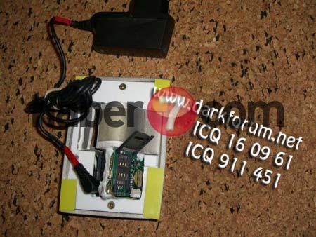 Bankamatiklere takılan cihaza yerleştirilen telefon kartı ile, kart bilgileri hackerin kullandığı cep telefonuna SMS olarak gönderiliyor.