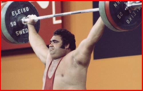 Vassili Alekseyev: 80 kez d&uuml;nya rekoru kıran d&uuml;nya ve olimpiyat şampiyonu efsanevi Rus halterci Vassili Alekseyev, uzun s&uuml;ren hastalığı nedeniyle 2011'de yaşamını yitiren sporculardan biri oldu.
8 kez d&uuml;nya şampiyonu olan Alekseyev, yarışmalarda &uuml;&ccedil; dalın bulunduğu yıllarda toplamda 645 kiloyla d&uuml;nya rekoru kırdı. Daha &ouml;nce halterde koparma ve silkmenin dışında yer alan ''pres'' dalı, 1972'de Olimpiyat Oyunları'ndan &ccedil;ıkarıldığı i&ccedil;in Alekseyev'in rekorunun kırılması imkansız g&ouml;z&uuml;k&uuml;yor.
Artı 100 kiloda yarışan Alekseyev'in en iyi dereceleri, koparmada 190, Preste 236.5, Silkmede 256 ve toplamda 645 kilo olarak sıralanıyor.
Alekseyev, 8 d&uuml;nya şampiyonluğunun yanı sıra 2 kez olimpiyat, 8 kez Avrupa ve 7 kez SSCB şampiyonu oldu.