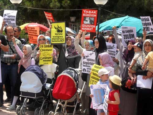 TOKAD ve Özgür Eğitim-Sen'in Yasakçı Eğitime Hayır! eyleminde, ÖSSdeki başörtüsü yasağı ve katsayı adaletsizliği kınandı, eğitimi okul duvarlarına hapseden anlayışa itiraz edildi.