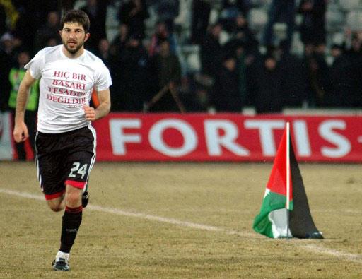 Sivasspor'un yarı finale yükseldiği maçın sonunda kırmızı-beyazlı takmımın futbolcularından İbrahim Dağaşan orta sahaya Filistin bayrağı dikti.