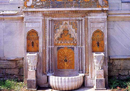 <p><span style="font-size: small;"><em><span style="text-decoration: underline;"><strong>Suyu çoğaltan Vakıf</strong>: Resmi adı, Baradoğlu Mıgdıs. 1860 yılında Gümüşhacıköy’de kuruluyor. Vakfiyesinden; Daha önceden hayır sahiplerinin yaptırdığı, ancak yıkıma maruz kalan çeşmenin tekrar hizmete girmesi</span></em></span>.</p>