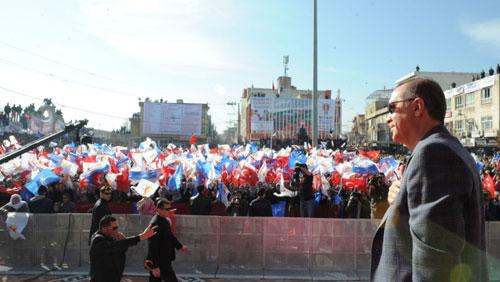 Batman'da toplu a&ccedil;ılış t&ouml;reninde kalabalık bir halk grubuna hitap eden Başbakan Erdoğan'ın hedefinde BDP vardı. BDP'nin b&ouml;lge halkını istismar ettiğini belirten Erdoğan, kendisine g&ouml;nderme yapılan bir afişi de eleştirdi.