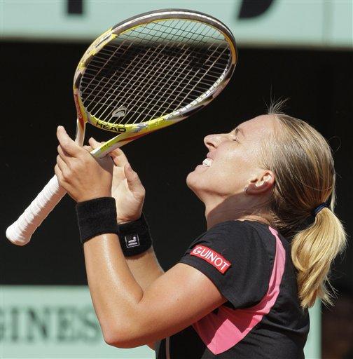 Fransa Açık'ta bayanlar yarı final maücadelesinde Rus tenisçi Svetlana Kuznetsova, Avustralyalı Samantha Stosur'u 2-1 yenerek finale yükseldi. Kuznetsova finalde vatandaşı Dinara Safina ile karşılaşacak.