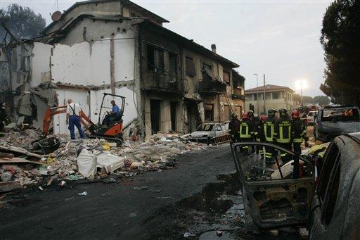 İtalya Viareggio kasabası istasyonunda raydan çıkan, sıvılaştırılmış doğal gaz yüklü iki vagonda meydana gelen patlama sonucu onlarca kişi öldü, ortalık savaş alanına döndü