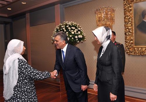 Cumhurbaşkanı Gül'ün Köşk'te verdiği ilk iftara katılan Gaziantepli bir şehit anası ile arasında geçen diyalog Türkiye gerçeğini bir kez daha ortaya koydu. Tüylerin diken diken olduğu an: