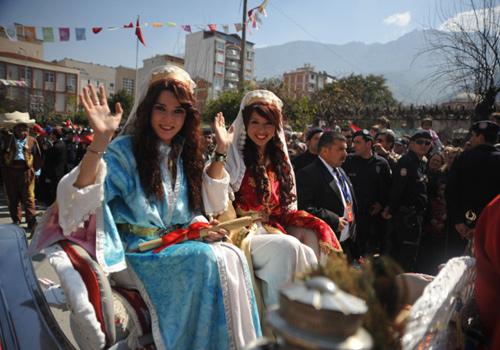 471. Uluslararası Mesir Festivali kapsamında, kortej yürüyüşü ve mesir macununun saçım töreni yapıldı. Mesir macunu saçımı sırasında izdiham yaşanırken, Osmanlı padişahlarını canlandıran oyuncular,geçmiş hakkında kısa bilgiler verdi.