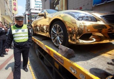 Çin'in doğusunda'daki Jiangsu bölgesinde bir kuyumcunun önünde sergilenen altın kaplama Infiniti marka otomobile, büyük ilgi görmesine rağmen araca ait kayıt bigileri olmaması nedeniyle polis tarafından alıkonuldu.