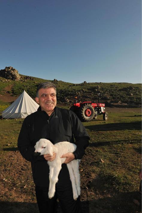 Gül, kucağında kuzunun bulunduğu fotoğrafı da sayfasında paylaştı.