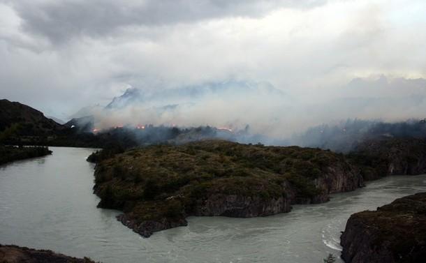 Şili'nin g&uuml;neyinde Torres del Paine (&Ccedil;am Kuleleri) milli parkında 23 bin hektar orman yandı.