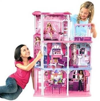 Barbie’nin rüya evi ---
1962’de genç kraliçe Barbie’nin bir sarayı oldu. Mattel’in 1983 tarihli ‘Barbie’nin rüya evi’nde asansör, garaj ve yüzme havuzu vardı. Barbie’nin sonraki evleri kapı zili, gömme tuvalet, duş, çamaşır yıkama ve kurutma makineleriyle geliştikçe gelişti.