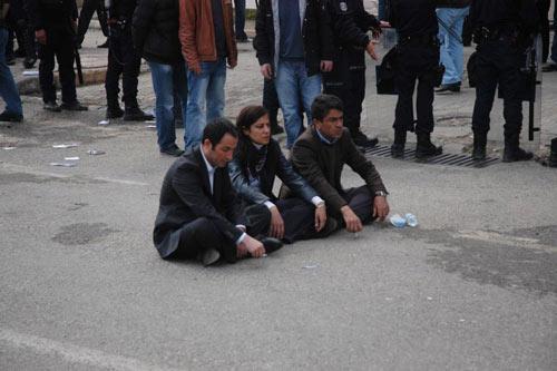 BDP Batman Milletvekili Bengi Yıldız, yol ortasında yaptığı oturma eylemi esnasında yanından geçen sivil bir polis memuruna şemsiye ile saldırdı, akabinde aracı tekmeledi. Yıldız güçlükle zaptedildi.