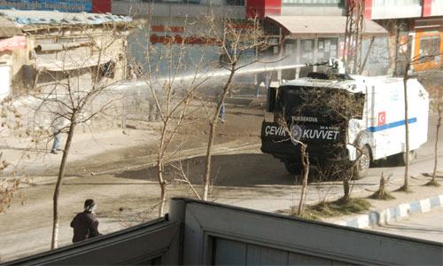 PKK'nın 31'nci kuruluş yıl dönümü ve Öcalan'ın hapishane şartlarını protesto için sokaklara dökülen terör örgütü PKK yandaşları, yurdun bazı yerinde bugünde olaylar çıkardı. Bayram günü yaşanan manzara söze gerek bırakmadı. Yüksekova