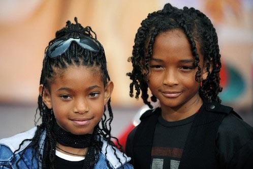 <b>Jaden-Willow Smith:</b> Ünlü aktör Will Smith ile eşi Jada Pickett Smith'in 2 çocuğu da moda akımı yaratan cinsten. Modada risk alarak şıklık sergileyen iki kardeşten Jaden, şu anda zaten anne ve babası kadar ünlü bir isim. Babasıyla kamera karşısına geçtiği yapımlardan sonra ''Karate Kid'' adlı filmde ilk başrolünü üstlenen Jaden'dan kırmızı halıda imza alanlar şıklığına da parmak ısırıyor.