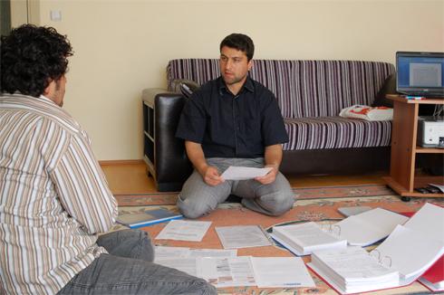<b>İLK TESELLİ...</b> Babasının İsmailağa'daki masasını toplarken ilk teselliyi de eline geçen notta yazanlarda bulmuş Mahmut Öztürk; "İnsan davasına ana hasretiyle şakıyan bülbül gibi olmalı, insan davasına canını öyle bir açmalı ki bedeni ruhuna ve canına yetişememeli... Herkes çalışacak, herkes kendi günahının savcısı olacak. Dava adama devamlı hedefe bakacak, cambazlar iplerinde marifet gösterdiğinde daima ileri bakarlar, asla yere bakmazlar.. Yere bakan cambazın düşmesi çok yakındır. Vücudunun kaçta kaçı sana ait, söyler misin?" (Bayram Ali Öztürk)