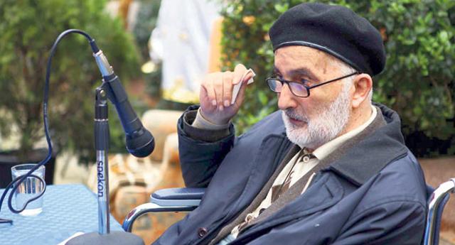 <br> <br>HEKİMOĞLU İSMAİL 60 YAŞINDA CEZAEVİNE GİRDİ<br> <br>
Aslında kitabın asıl adı 'Ankaralı Abdullah'tır. Kitaba Ankaralı Abdullah adını verip, Ömer Okçu ismini kullansaydım, 5 yıl hapis yatacaktım ve ordudan da atılacaktım. Yazılarında kullandığı Hekimoğlu İsmail müstear ismiyle tanınan Ömer Okçu, bir söyleşisinde satış rekorları kıran Minyeli Abdullah romanının hikâyesini bu şekilde anlatıyordu. Okçu, görevli bir astsubayken yazdığı romanında Hekimoğlu İsmail adını kullandı. Bu sayede Askeri Mahkemede mahkûm olmaktan kurtuldu. <br> <br>Ama bu fazla sürmeyecekti. Kimliği ortaya çıkmasının ardından 163'üncü maddeden yargılandı. Minyeli Abdullah romanı 1986'da toplatılıp sonra serbest bırakıldı. Bu roman ile devlet düzenine karşı çıkmakla suçlandı. Yazıları sebebi ile 11 defa hakkında soruşturma açıldı, Devlet Güvenlik Mahkemelerine çağrıldı. Yazarı olduğu Zaman gazetesinde "Demek ki öyle..." başlıklı, Harp Okulları sınavına İmam Hatip Lisesi'ne gittiği için kayıt yaptıramayan gençlerin ve ailelerinin durumlarını konu aldığı yazısının ardından Türk Ceza Kanununun 159. maddesini ihlal ettiği gerekçesiyle 1 sene mahkûmiyet cezası aldı. 1992'de 60 yaşındayken Şile Kapalı Ceza ve Tevkifevi'nde 72 gün hapis yattı.
<br> <br>
Farklı fikri yelpazelerde bulunan aydınların, sürgün, işkence ve hapis cezalarıyla karşılaşmalarının sebebi yıllar önce Yassıada duruşmalarında söylenen bir cümlede saklı sanki. Demokrat Partililerin, tutukluluk şartları ve savunma taleplerinin kabul edilmemesine itiraz etmeleri üzerine Mahkeme Başkanı Salim Başolun o tarihi cevabı salona yayılmıştı: "Sizi buraya tıkan kuvvet böyle istiyor."