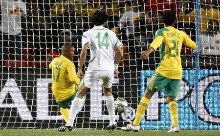 FIFA Konfederasyon Kupası'nın açılış maçında Güney Afrika ile Irak 0-0 berabere kaldı. Güney Afrika maçın 83. dakikasında öyle bir gol kaçırdı ki talihsiz futbolcu bile 'o an ölmek' istedi.