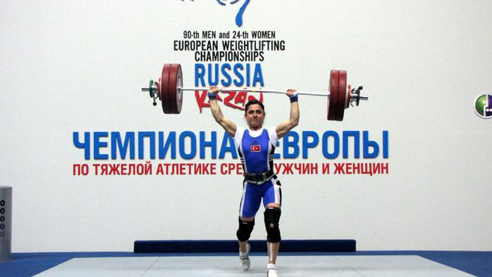 63 kg'da Sibel Şimşek silkmede 130 kg kaldırdı ve bronz madalya kazandı