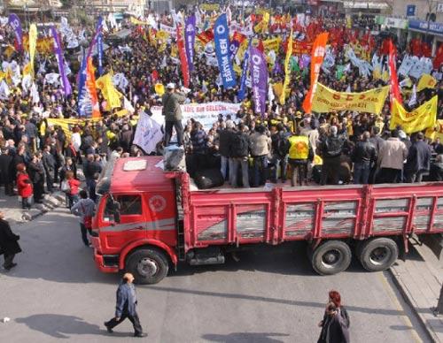 TURKIYE KAMU-SEN VE KESK'IN CAGRISIYLA ''UYARI GREVI'' YAPAN MEMURLAR ZIYA GOKALP CADDESINDE TOPLANDI.